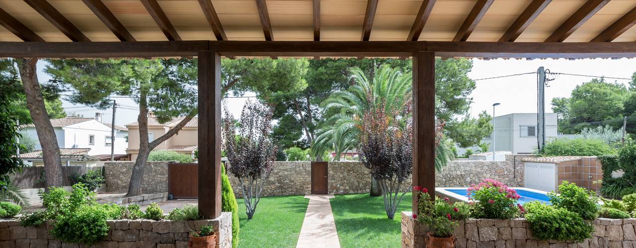 Casa del Porche de Piedra, LLIBERÓS SALVADOR Arquitectos LLIBERÓS SALVADOR Arquitectos بلكونة أو شرفة