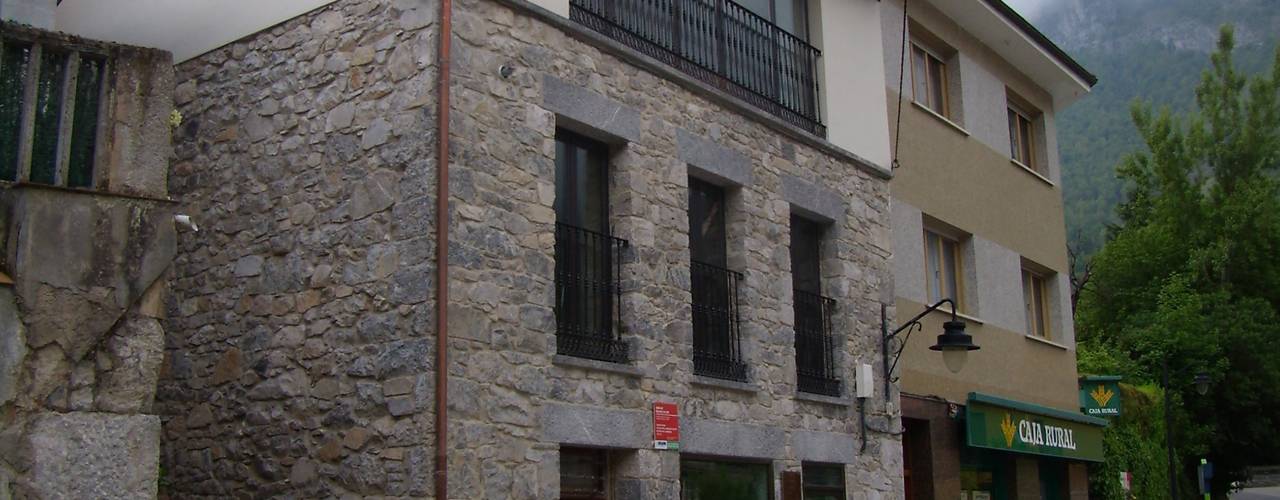 REHABILITACIÓN DE BAJOCUBIERTA Y FACHADA - Campo Caso (Asturias), ESTUDIO DE ARQUITECTURA 4TRAZOS ESTUDIO DE ARQUITECTURA 4TRAZOS Eclectic style houses