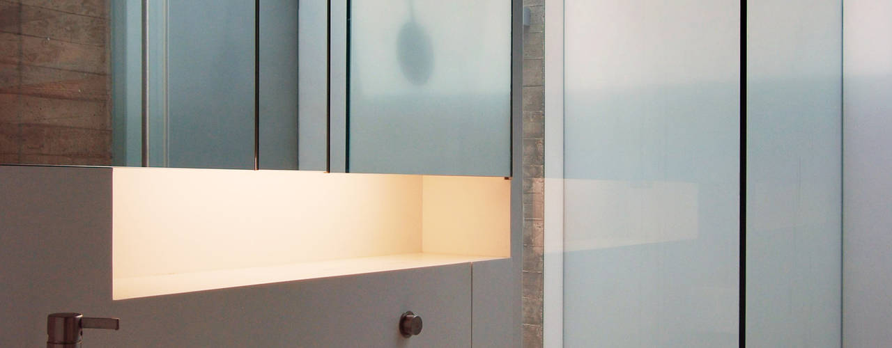 House in Highgate Cemetery, Eldridge London Eldridge London Modern bathroom Synthetic Brown