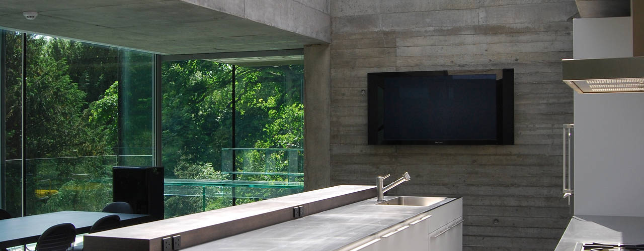 House in Highgate Cemetery, Eldridge London Eldridge London Minimalist kitchen