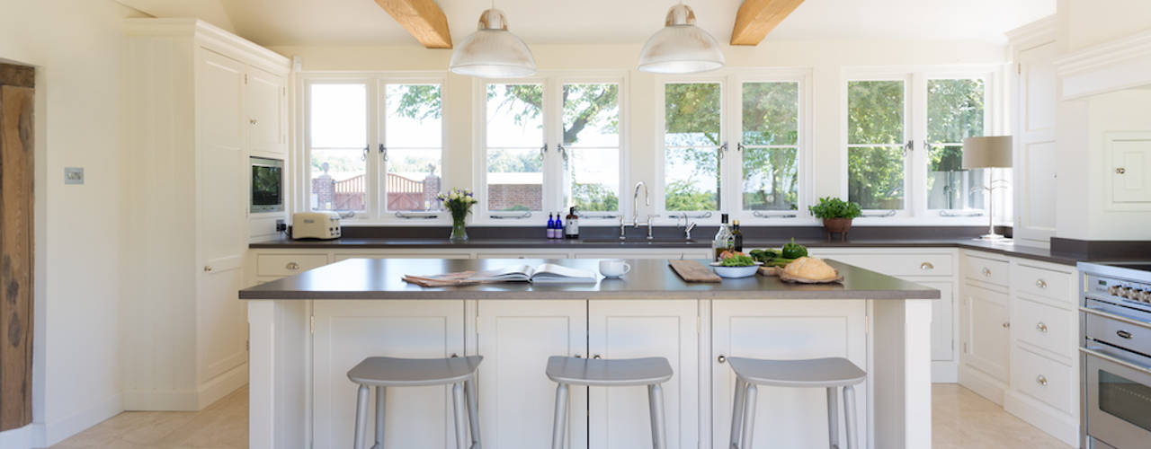 The Old Forge House, Hertfordshire | Classic Painted Shaker Kitchen, Humphrey Munson Humphrey Munson Cocinas rurales