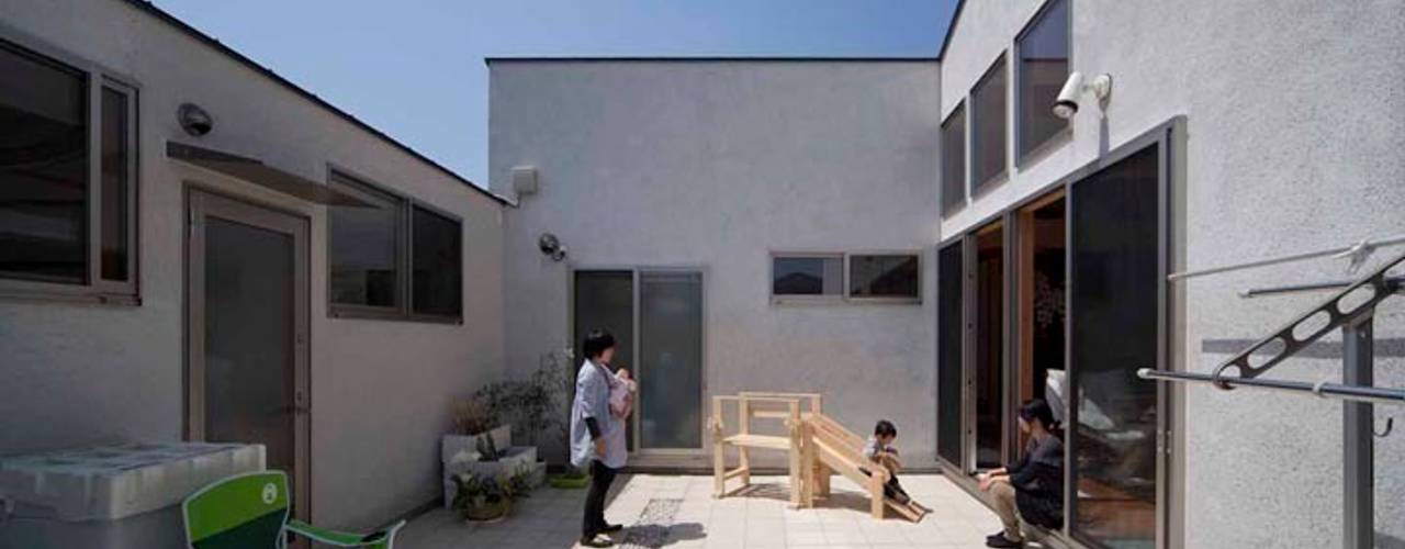 屋外にリビングのある家, 山中設計 山中設計 Jardines modernos: Ideas, imágenes y decoración