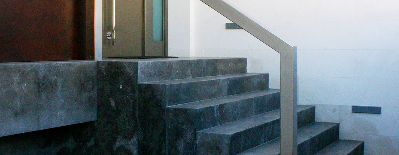 La Pobla: Un viraje de clásico a vanguardista , Chiralt Arquitectos Chiralt Arquitectos ミニマルスタイルの 玄関&廊下&階段