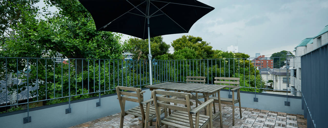 茶室を兼ね備えた東京の一軒家, 株式会社吉川の鯰 株式会社吉川の鯰 Eclectic style balcony, veranda & terrace