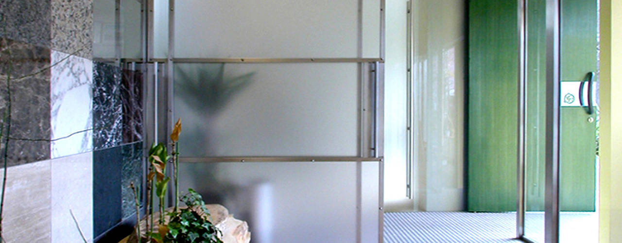 色彩ある空間, ユミラ建築設計室 ユミラ建築設計室 Janelas e portas modernas