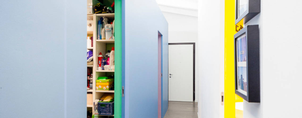 the blue whale, 23bassi studio di architettura 23bassi studio di architettura Pasillos, vestíbulos y escaleras de estilo minimalista