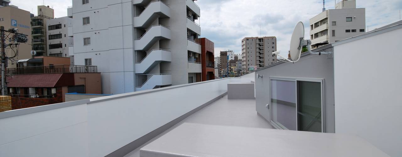 house KK, 杉浦事務所 杉浦事務所 Balcones y terrazas de estilo minimalista