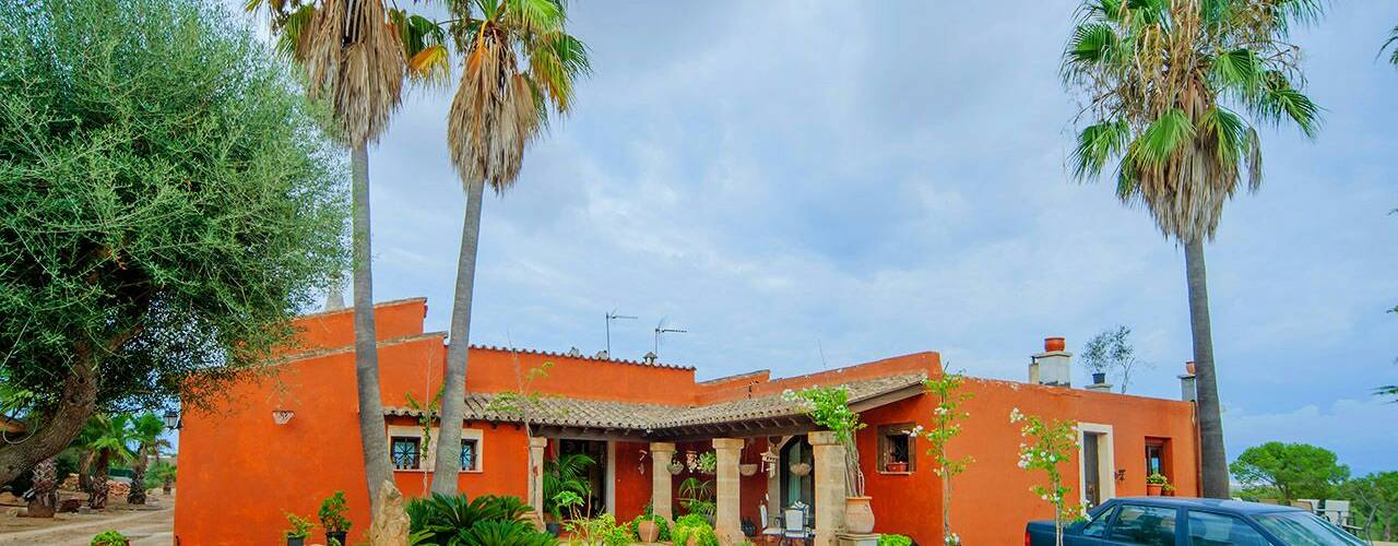 Villa S'Aranjassa auf Mallorca, Dolores Boix Dolores Boix Colonial style house Stone