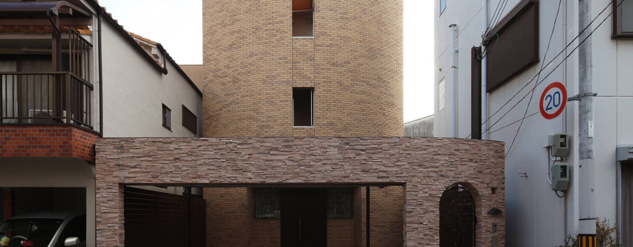 サンルームと吹抜のある家－古城のように－, 一級建築士事務所アトリエｍ 一級建築士事務所アトリエｍ Classic style houses Bricks