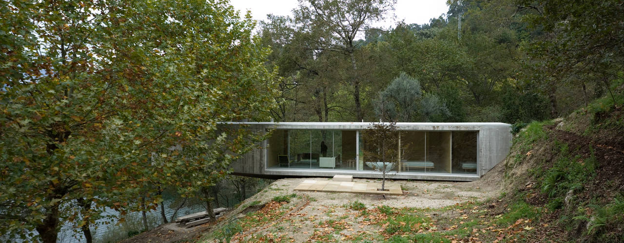 Casa no Gerês, CORREIA/RAGAZZI ARQUITECTOS CORREIA/RAGAZZI ARQUITECTOS Modern Evler