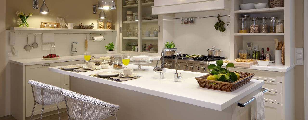 Cocina de diseño atemporal, DEULONDER arquitectura domestica DEULONDER arquitectura domestica Kitchen White