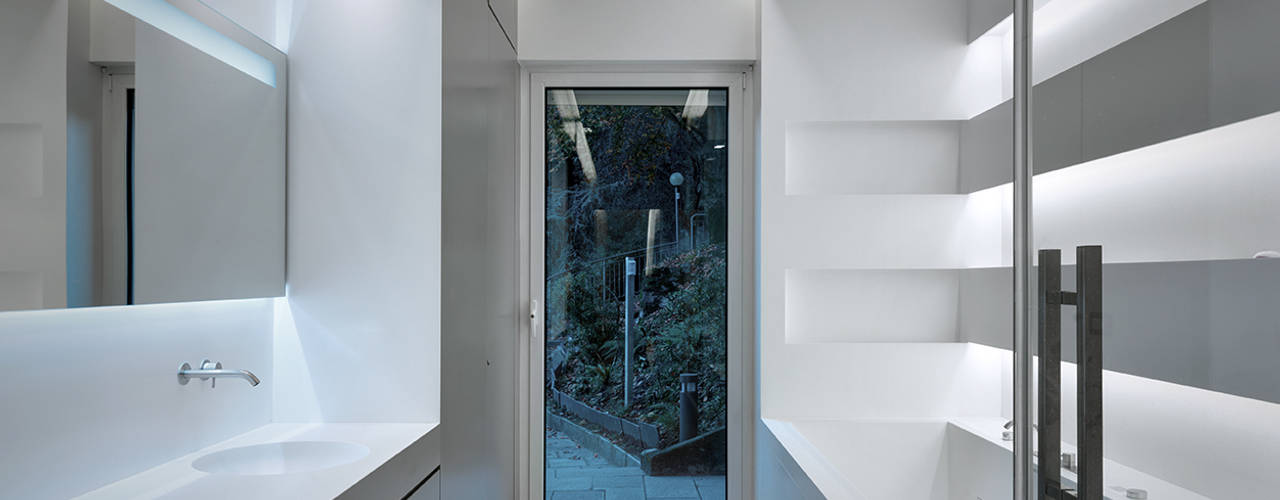 Villa T: Una Splendida proprietà allungata su una riva del lago di Como, arkham project arkham project Modern Bathroom