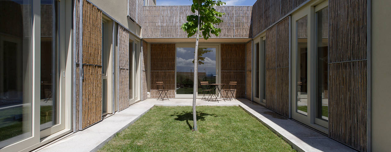 b-Patio – Les Olives, b-House b-House Casas modernas Madeira Efeito de madeira