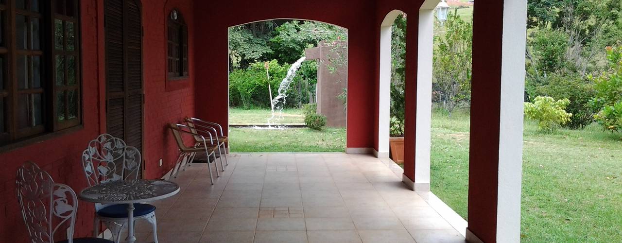 homify Colonial style corridor, hallway& stairs