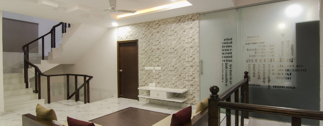 WHITE THEMED INTERIORS DONE ARTISTICALLY, KREATIVE HOUSE KREATIVE HOUSE Eclectic style corridor, hallway & stairs Tiles