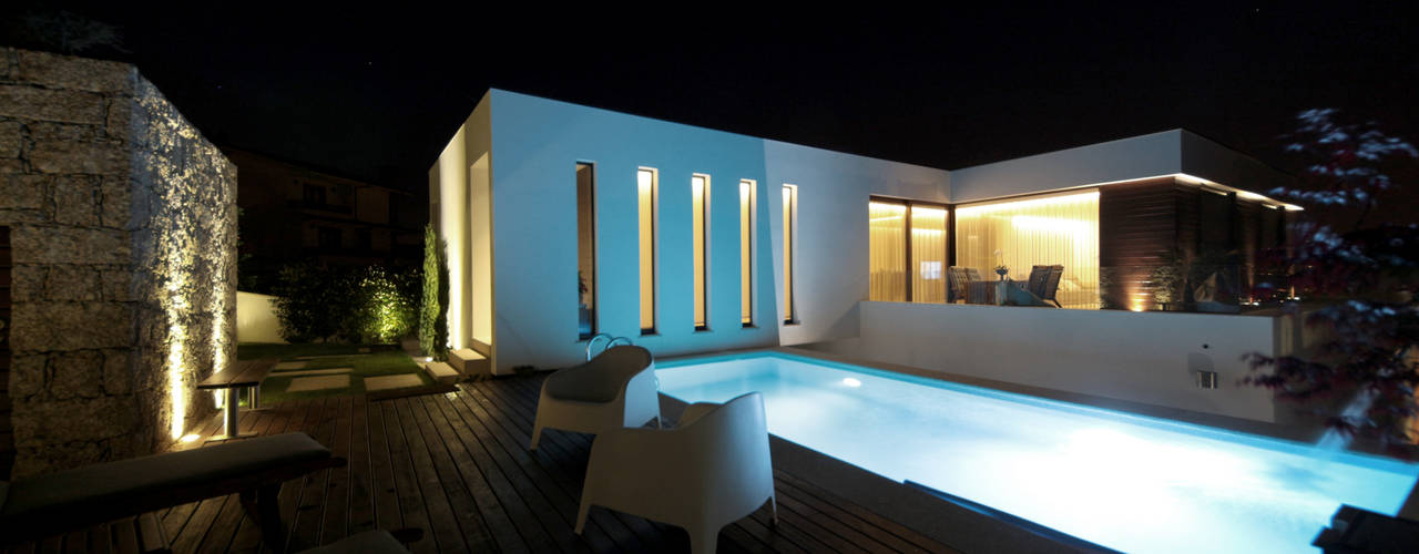 Casa em Guimarães, 3H _ Hugo Igrejas Arquitectos, Lda 3H _ Hugo Igrejas Arquitectos, Lda ミニマルスタイルの プール