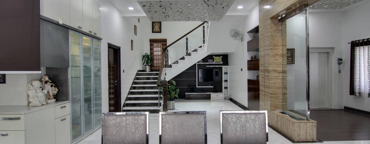 CENTRAL PYRAMID SKY LIGHT AND GARDEN THEMED INDEPENDENT HOUSE IN HYDERABAD, KREATIVE HOUSE KREATIVE HOUSE Eclectic style corridor, hallway & stairs Marble