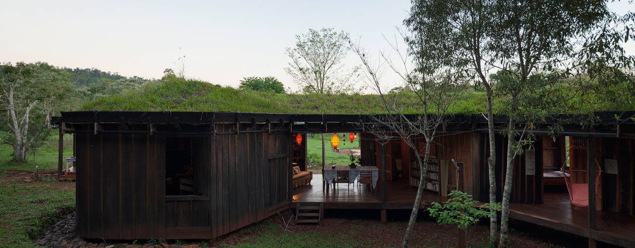 Comuna Yerbas del Paraiso - Misiones, IR arquitectura IR arquitectura Country style dining room Solid Wood Multicolored