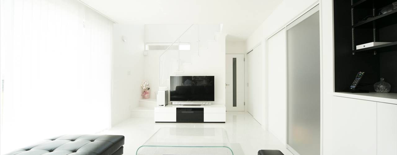 白を基調としたスタイリッシュな家, ナイトウタカシ建築設計事務所 ナイトウタカシ建築設計事務所 Salas modernas
