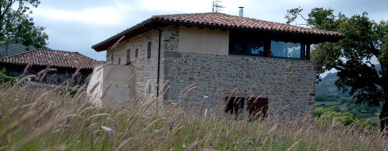 Una Casa Rural con paredes de Piedra del siglo XVIII que te robará el aliento, RUBIO · BILBAO ARQUITECTOS RUBIO · BILBAO ARQUITECTOS منازل