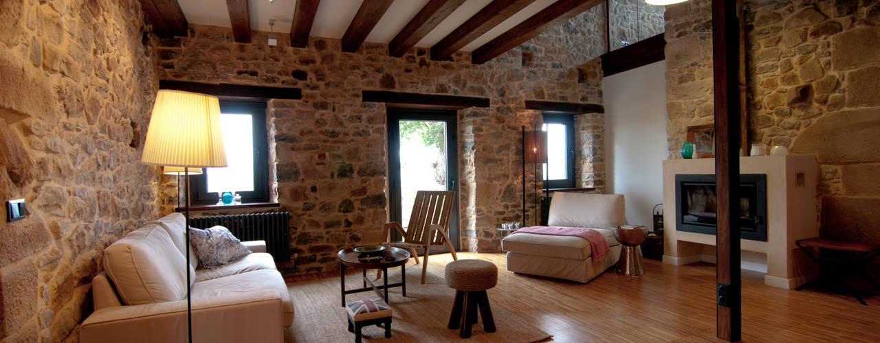Una Casa Rural con paredes de Piedra del siglo XVIII que te robará el aliento, RUBIO · BILBAO ARQUITECTOS RUBIO · BILBAO ARQUITECTOS Country style living room