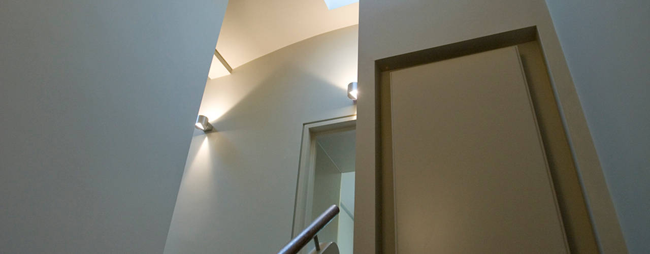 London Mews House, FALCHI INTERIORS LTD FALCHI INTERIORS LTD Modern corridor, hallway & stairs