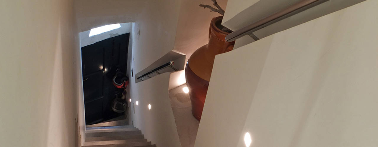 Casa Incorciata: Ristrutturazione di una casa unifamiliare privata, Ossigeno Architettura Ossigeno Architettura Mediterranean corridor, hallway & stairs