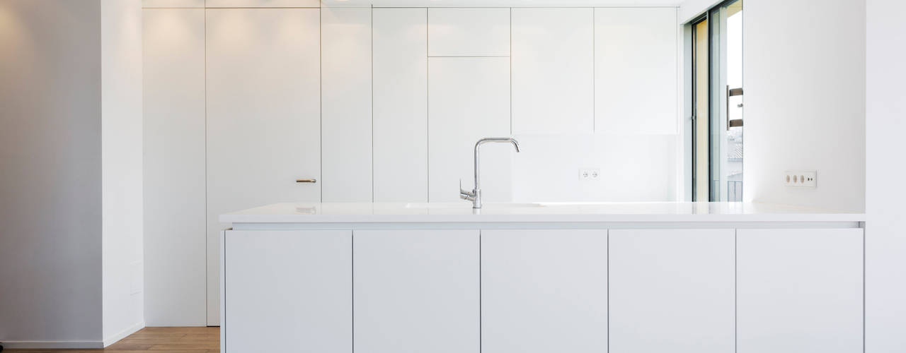 Antes y Después: Diseñaron un Apartamento Minimalista con Acabados en Microcemento , ISLABAU constructora ISLABAU constructora Cocinas de estilo minimalista