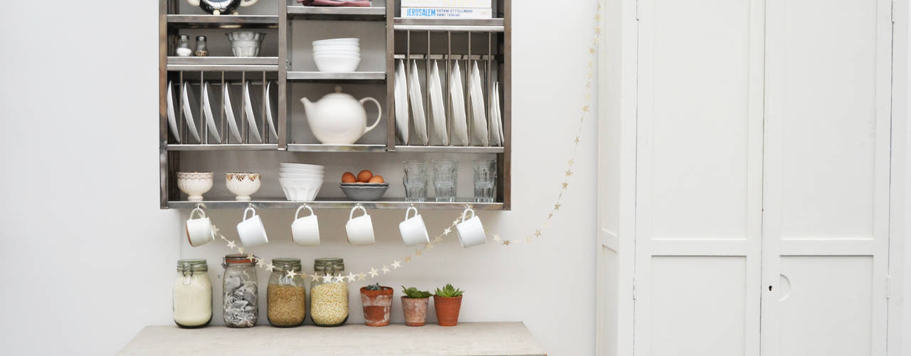 The Mighty Plate Rack: This utilitarian style Consisting of hooks, slots and shelves., The Plate Rack The Plate Rack Industriële keukens
