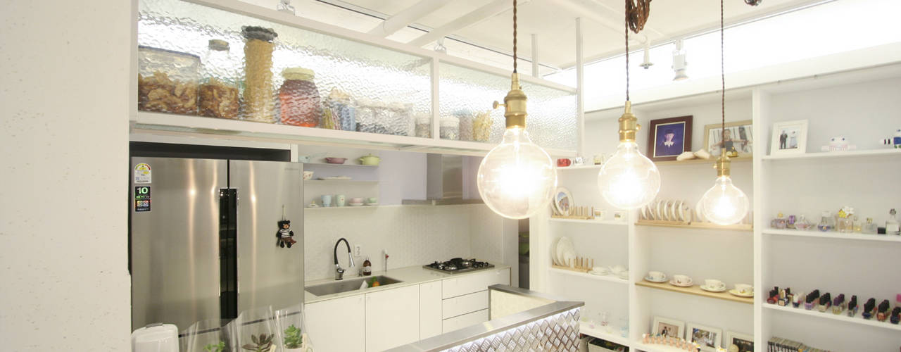 반짝이는 드레스룸과 대면형 주방인테리어_30py, 홍예디자인 홍예디자인 Cucina moderna