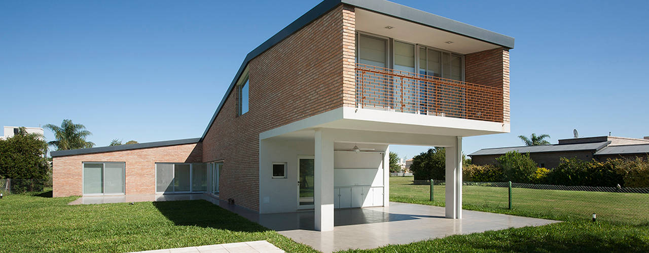 Casa Miraflores, Estudio Caballero Fernandez Estudio Caballero Fernandez Modern style balcony, porch & terrace