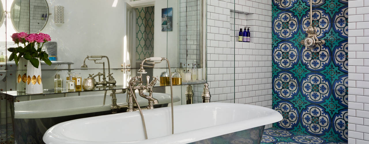 homify Mediterranean style bathroom Tiles