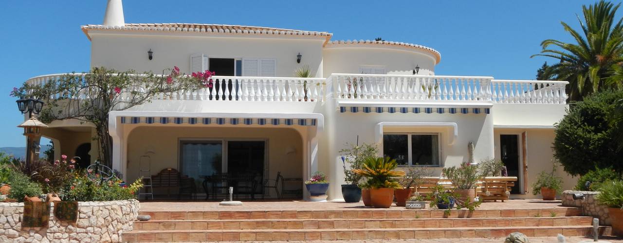 Facade Renovation, RenoBuild Algarve RenoBuild Algarve Case in stile mediterraneo