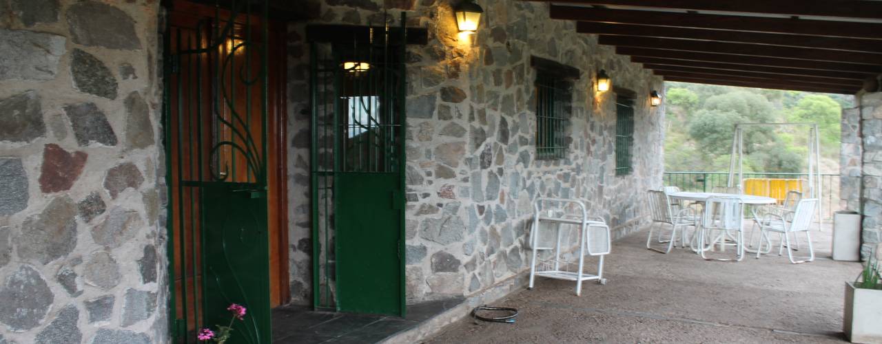 Casa de Piedra en Sierras Cordobesas, Casas de Campo Casas de Campo Rustic style balcony, porch & terrace Stone