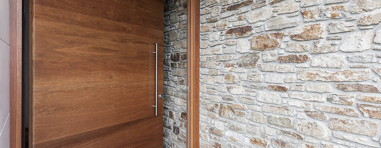 Vivienda en Mugardos, AD+ arquitectura AD+ arquitectura Front doors Wood Wood effect