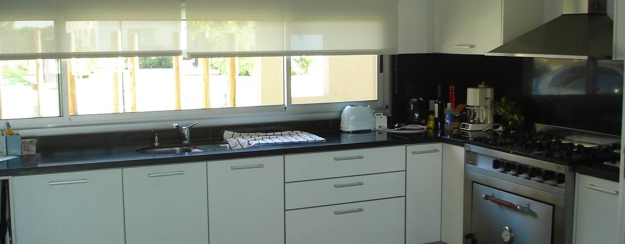 Casa en Barrio Cerrado, Fainzilber Arqts. Fainzilber Arqts. Kitchen