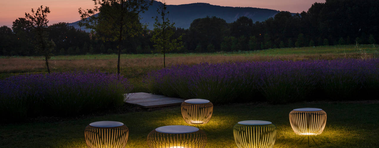 Algunas de las luminarias de Años Luz Iluminación, Años Luz Iluminación de Vanguardia Años Luz Iluminación de Vanguardia 모던스타일 정원