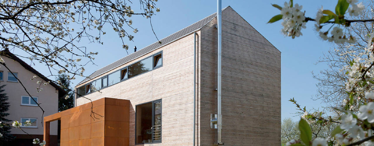 Cherry Blossom House (German Passivhaus), ÜberRaum Architects ÜberRaum Architects Modern style balcony, porch & terrace