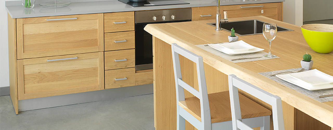 Cucina con isola in rovere massello, su misura, LA BOTTEGA DEL FALEGNAME LA BOTTEGA DEL FALEGNAME Kitchen Solid Wood Multicolored