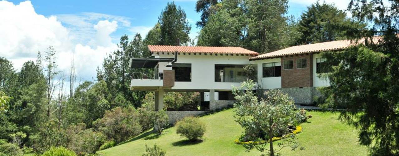 Casa Restrepo Botero, WVARQUITECTOS WVARQUITECTOS Casas de estilo clásico