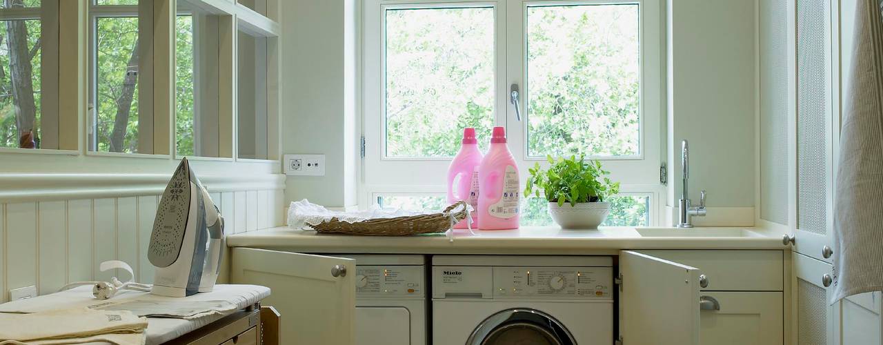 COCINA DE ESTILO BELGA LACADA EN VERDE, CON PLANCHADOR ANEJO, DEULONDER arquitectura domestica DEULONDER arquitectura domestica ห้องครัว