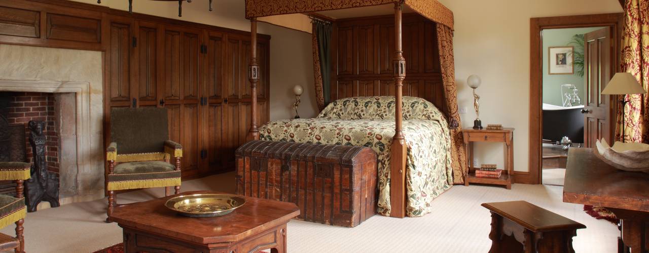 C17th style Oxfordshire Manor house, Stuart Interiors Stuart Interiors Classic style bedroom Solid Wood Multicolored