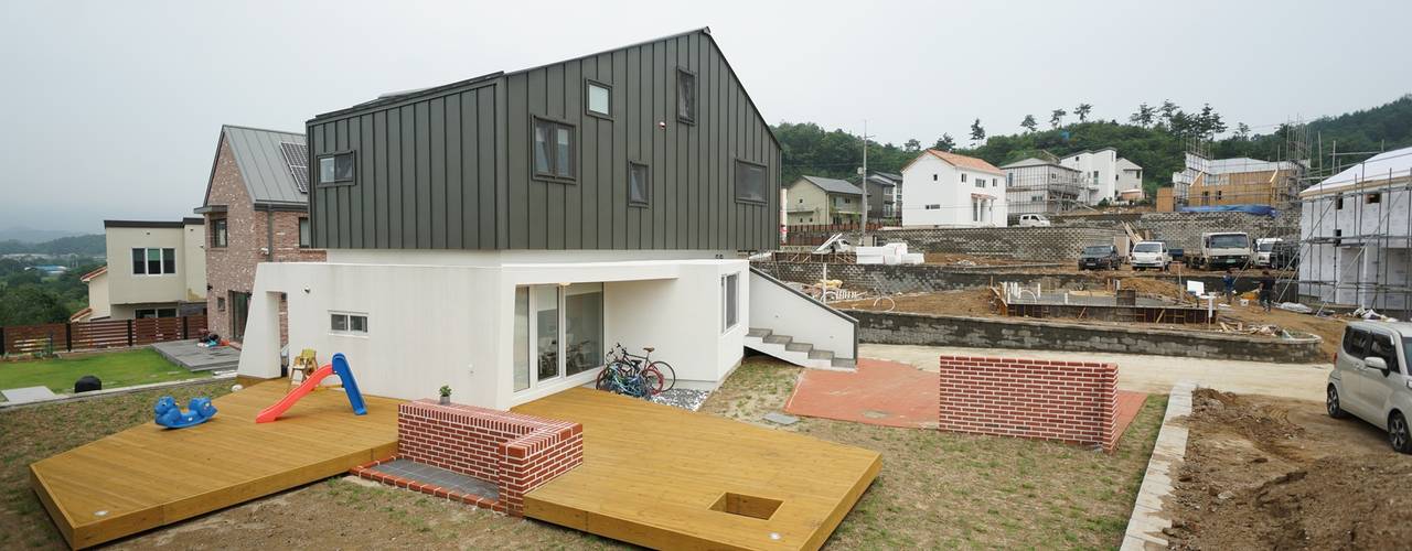 Loop House 무한궤도 하우스 , ADMOBE Architect ADMOBE Architect Modern Evler