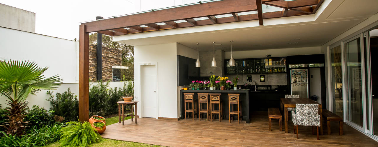 Casa Corrego grande, Roma Arquitetura Roma Arquitetura Balcones y terrazas de estilo clásico