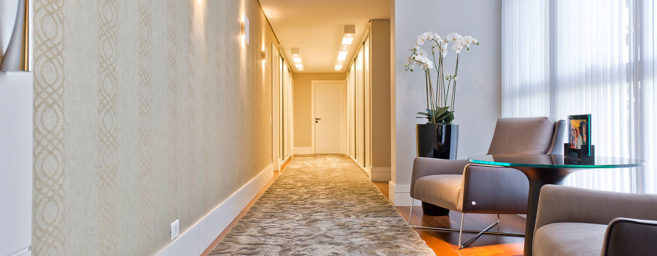 Residência CF, Yara Mendes Design de Interiores Yara Mendes Design de Interiores Modern corridor, hallway & stairs