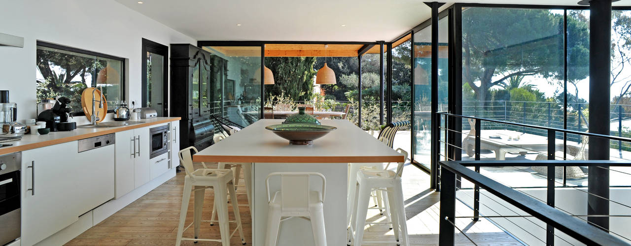 Villa M1, frederique Legon Pyra architecte frederique Legon Pyra architecte 現代廚房設計點子、靈感&圖片