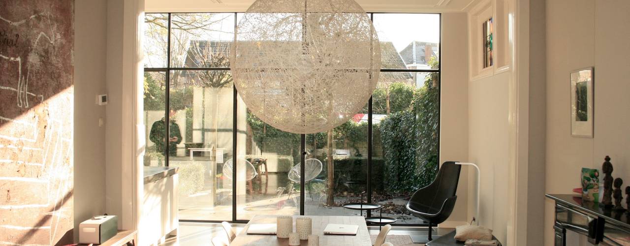 Neem een kijkje in een modern huis in Breda, ddp-architectuur ddp-architectuur Ruang Makan Minimalis Metal