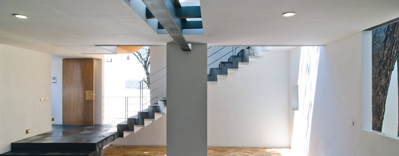 Casa La Lagartija, alexandro velázquez alexandro velázquez Modern corridor, hallway & stairs
