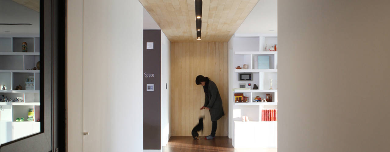 Hongeun-dong apartment unit remodeling, designband YOAP designband YOAP Modern corridor, hallway & stairs