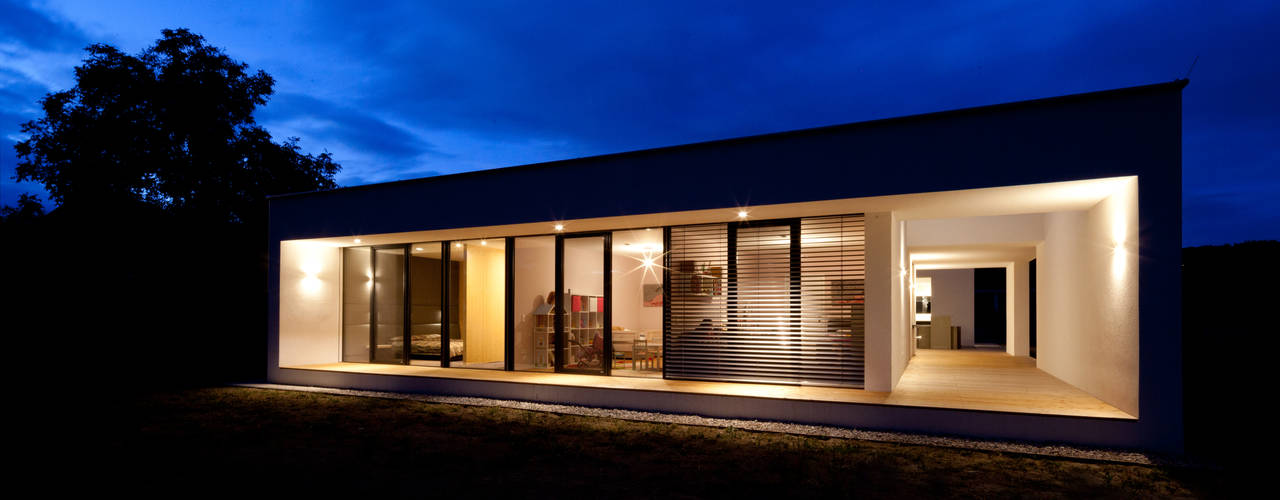 Moderner Bungalow mit Atrium, PASCHINGER ARCHITEKTEN ZT KG PASCHINGER ARCHITEKTEN ZT KG Moderne Häuser Massivholz Mehrfarbig